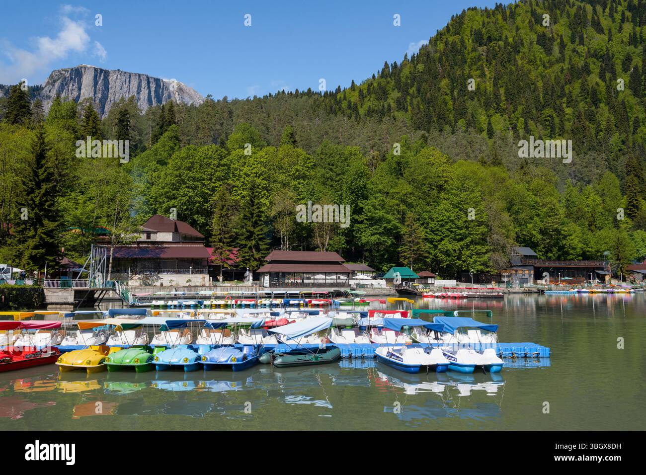 RITSA, ABKHAZIA - 16 MAGGIO 2025: Catamarani da diporto sul lago Ritsa in una soleggiata mattina di maggio Foto Stock