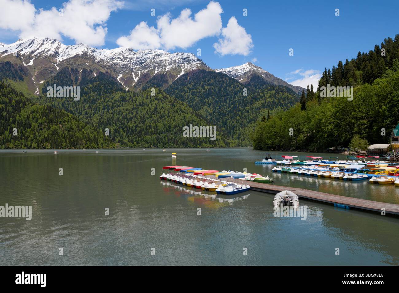 RITSA, ABKHAZIA - 16 MAGGIO 2025: Soleggiato giorno di maggio sul lago di Ritsa Foto Stock