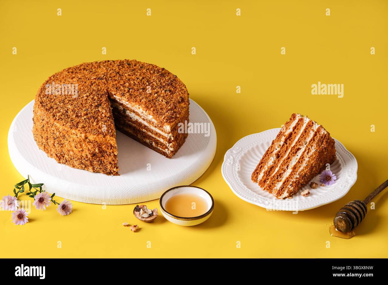 Assapora una deliziosa torta al miele, condita elegantemente per una presentazione e un gusto bellissimi Foto Stock