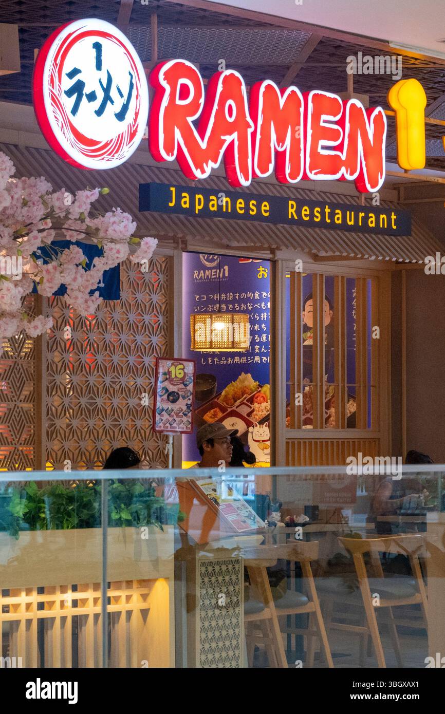 Bali, Indonesia - 17 dicembre 2024: Icon Bali Mall a Bali. Il ristorante e' decorato con simboli giapponesi e ha un cartello che dice 'ramen'. Foto Stock