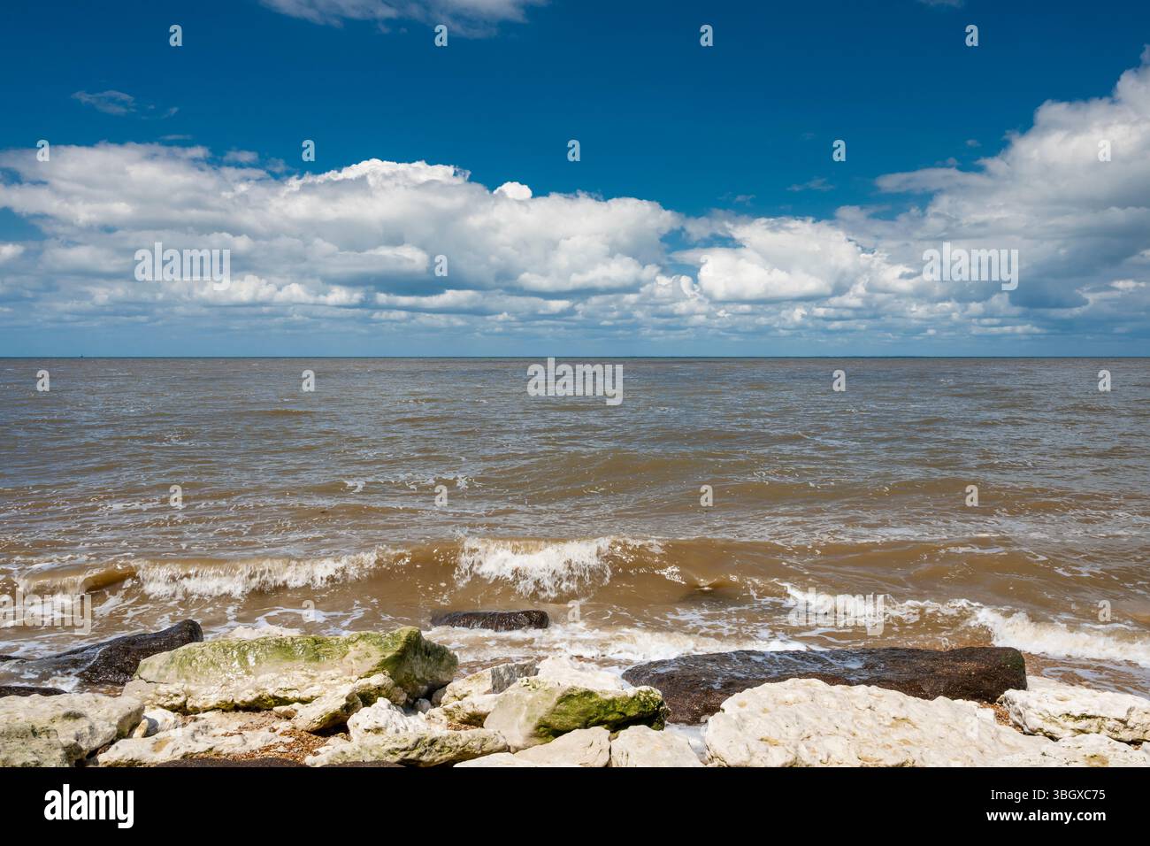 Guardando a ovest attraverso il Wash, una grande insenatura sulla costa del Mare del Nord dell'Inghilterra verso il Lincolnshire, da Hunstanton, Norfolk Foto Stock