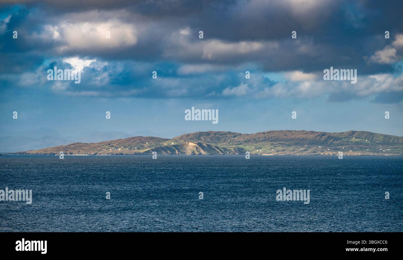 Vista da Reentrisk, la penisola di Beara, la contea di Cork, Irlanda, attraverso la foce di Kenmare Bay fino alle montagne della penisola di Iveragh Foto Stock