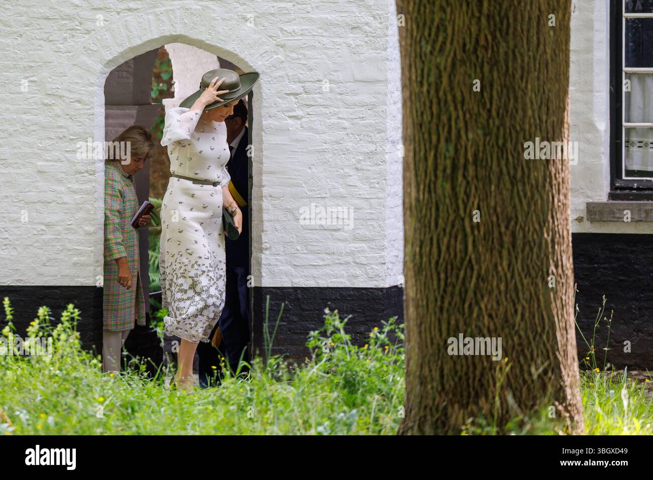 Brugge, Belgio. 6 giugno 2025. La regina Matilde del Belgio, raffigurata durante una visita al Beghinage 'Prinselijk Begijnhof ten Wijngaerde' a Brugge, che celebra quest'anno il suo 800° anniversario, venerdì 6 giugno 2025. Il beghinaggio di Bruges ha ricevuto il riconoscimento dell'UNESCO come patrimonio mondiale nel 1998. La Regina visita la mostra che fornisce informazioni sulla lunga storia del beghinaggio e dei suoi abitanti. BELGA FOTO KURT DESPLENTER credito: Belga News Agency/Alamy Live News Foto Stock