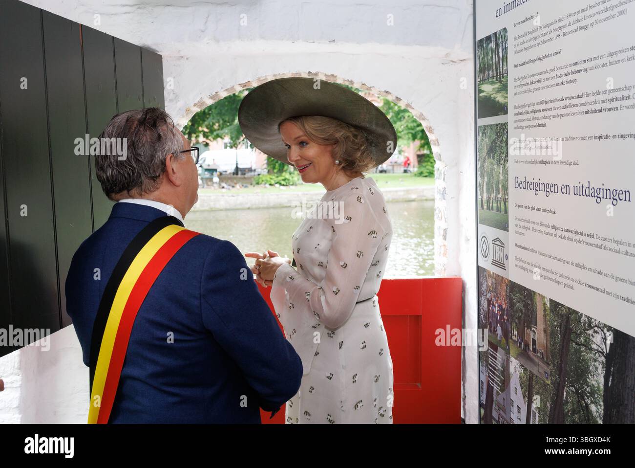 Brugge, Belgio. 6 giugno 2025. Il sindaco di Bruges Dirk De Fauw e la regina Matilde del Belgio, ritratti durante una visita al Beghinaggio 'Prinselijk Begijnhof ten Wijngaerde' a Bruges, che celebra quest'anno il suo 800° anniversario, venerdì 6 giugno 2025. Il beghinaggio di Bruges ha ricevuto il riconoscimento dell'UNESCO come patrimonio mondiale nel 1998. La Regina visita la mostra che fornisce informazioni sulla lunga storia del beghinaggio e dei suoi abitanti. BELGA FOTO KURT DESPLENTER credito: Belga News Agency/Alamy Live News Foto Stock