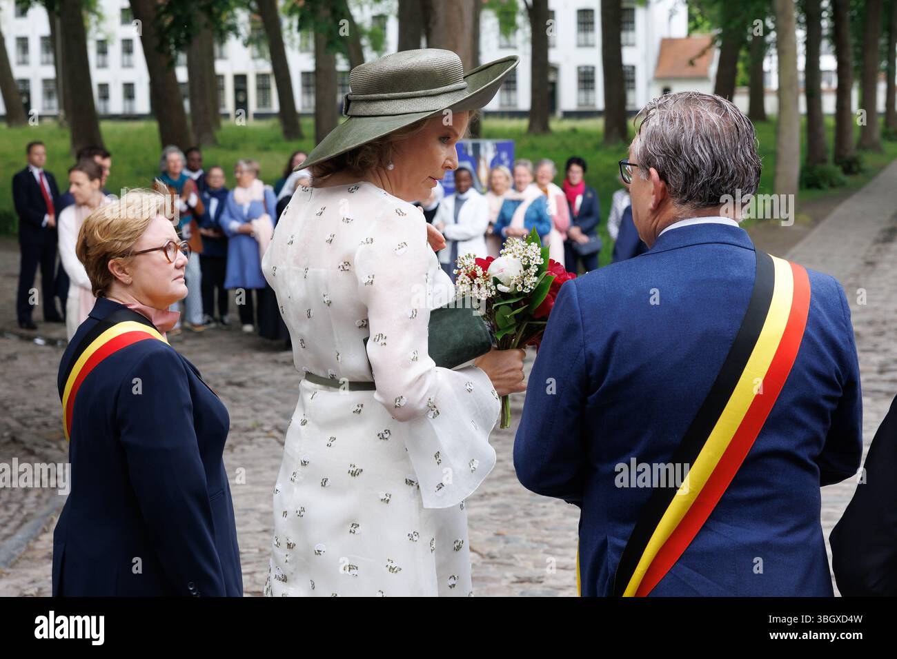 Brugge, Belgio. 6 giugno 2025. Il sindaco di Bruges Dirk De Fauw (R) e la regina Matilde del Belgio, ritratti durante una visita al Beghinage 'Prinselijk Begijnhof ten Wijngaerde' a Bruges, che celebra quest'anno il suo 800° anniversario, venerdì 6 giugno 2025. Il beghinaggio di Bruges ha ricevuto il riconoscimento dell'UNESCO come patrimonio mondiale nel 1998. La Regina visita la mostra che fornisce informazioni sulla lunga storia del beghinaggio e dei suoi abitanti. BELGA FOTO KURT DESPLENTER credito: Belga News Agency/Alamy Live News Foto Stock
