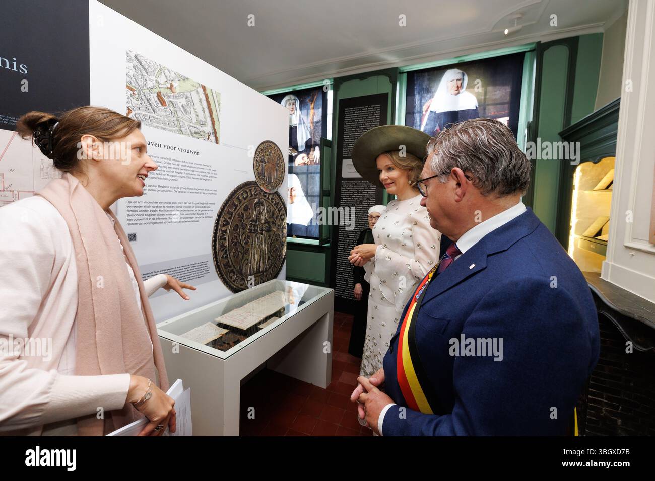 Brugge, Belgio. 6 giugno 2025. La regina Matilde del Belgio e il sindaco di Bruges Dirk De Fauw, raffigurata durante una visita al Beghinaggio 'Prinselijk Begijnhof ten Wijngaerde' a Bruges, che celebra quest'anno il suo 800° anniversario, venerdì 6 giugno 2025. Il beghinaggio di Bruges ha ricevuto il riconoscimento dell'UNESCO come patrimonio mondiale nel 1998. La Regina visita la mostra che fornisce informazioni sulla lunga storia del beghinaggio e dei suoi abitanti. BELGA FOTO KURT DESPLENTER credito: Belga News Agency/Alamy Live News Foto Stock
