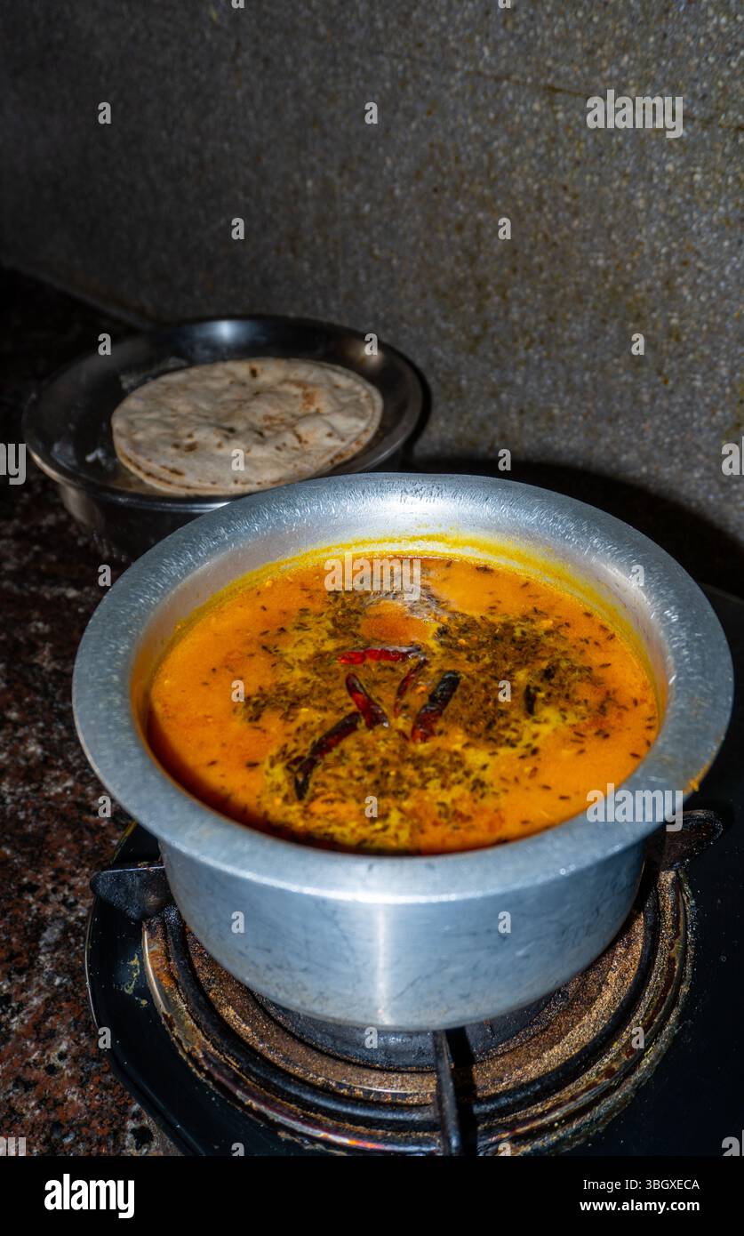 Preparazione tradizionale indiana Arhar dal Tadka con spezie ricche, cucinata in una cucina casalinga per sapori autentici Foto Stock