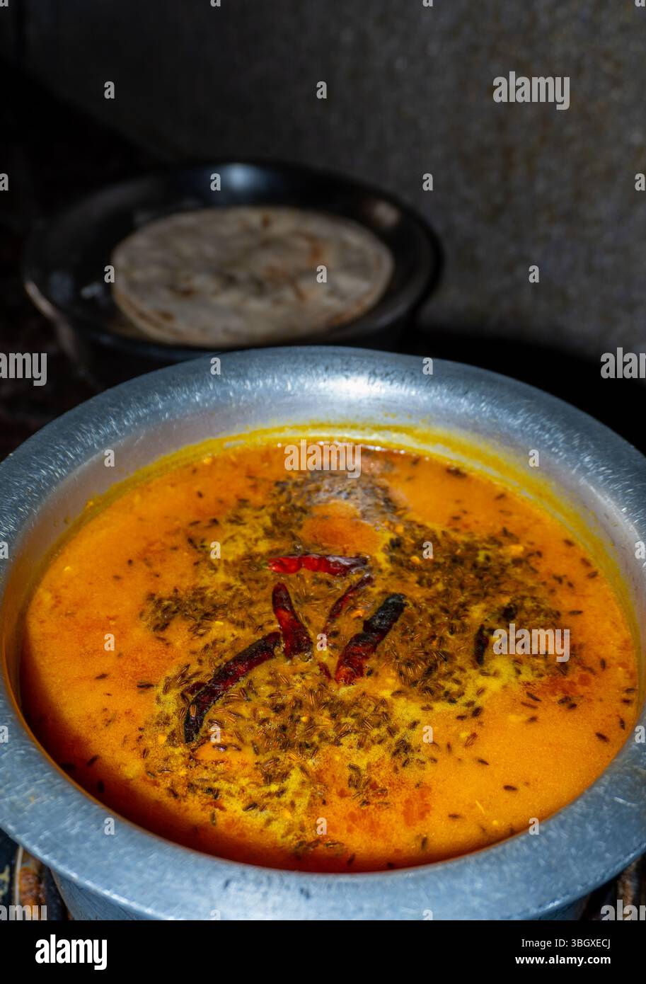 Preparazione tradizionale indiana Arhar dal Tadka con spezie ricche, cucinata in una cucina casalinga per sapori autentici Foto Stock
