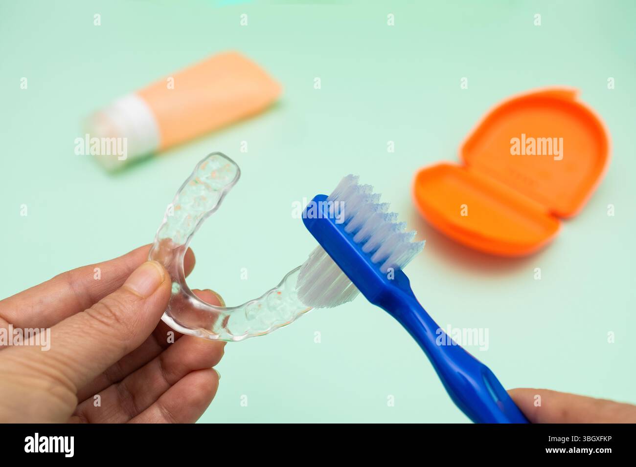 Come prendersi cura dei tuoi nuovi denti Night Protect dalla macinatura Foto Stock