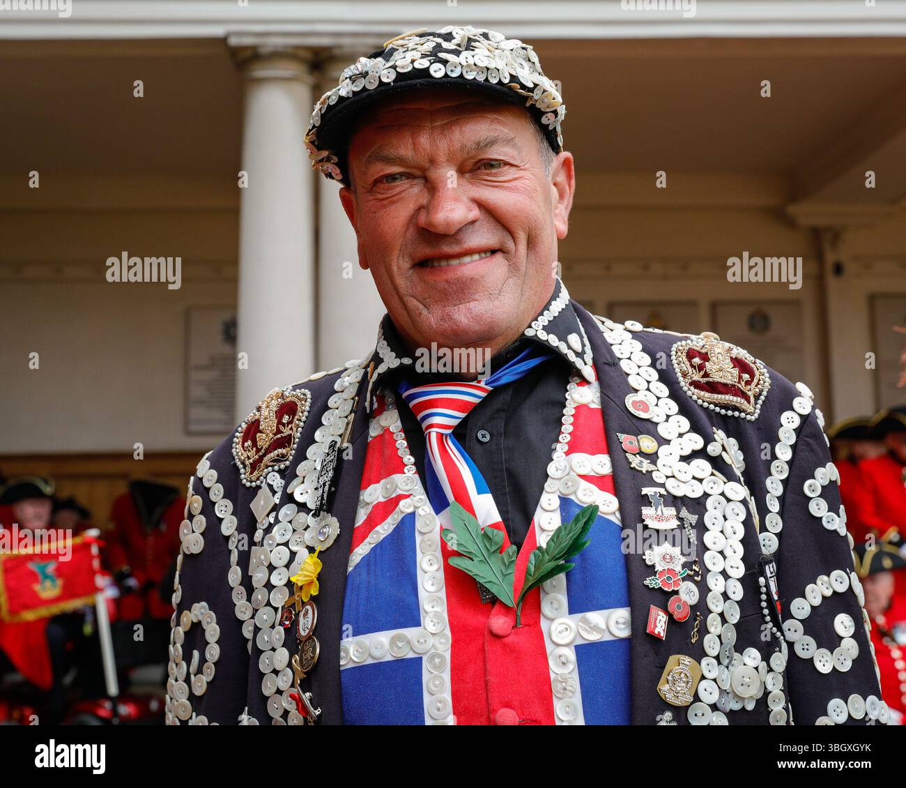 Londra, Regno Unito. 5 giugno 2025. Un re perlato alla parata. L'annuale Founders Day Parade si svolge presso il Royal Hospital di Chelsea, fondato nel 1682 da re Carlo II come casa per veterani dell'esercito britannico. Progettata da Sir Christopher Wren, oggi ospita circa 330 ex soldati, noti come Chelsea Pensioners, visti nelle loro iconiche uniformi rosse. Crediti: Imageplotter/Alamy Live News Foto Stock