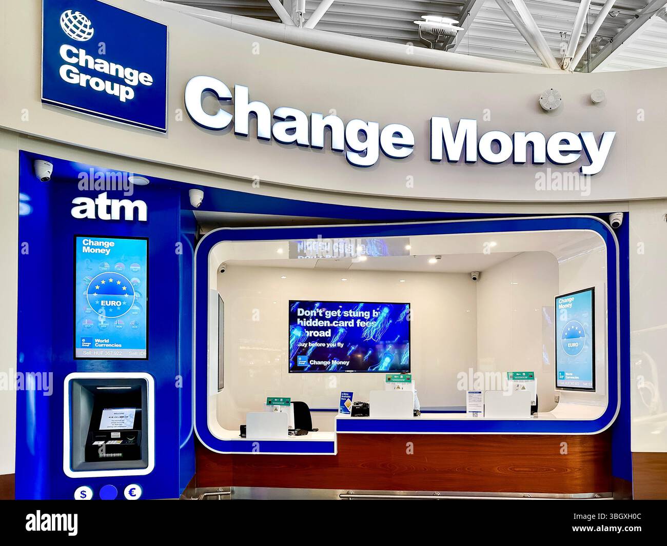 Cambio valuta di gruppo con sportello Bancomat che offre servizi di cambio valuta presso un aeroporto internazionale di newcastle Foto Stock