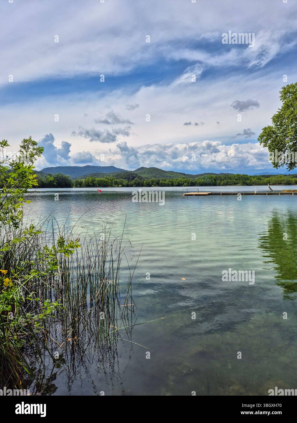 Splendida vista panoramica dalla città di Banyoles in Spagna. Foto Stock