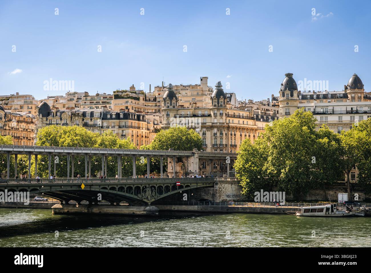 Una splendida giornata estiva a Parigi, che mostra lo storico ponte Bir-Hakeim che attraversa la Senna con i classici edifici in stile Haussmann nel retro Foto Stock