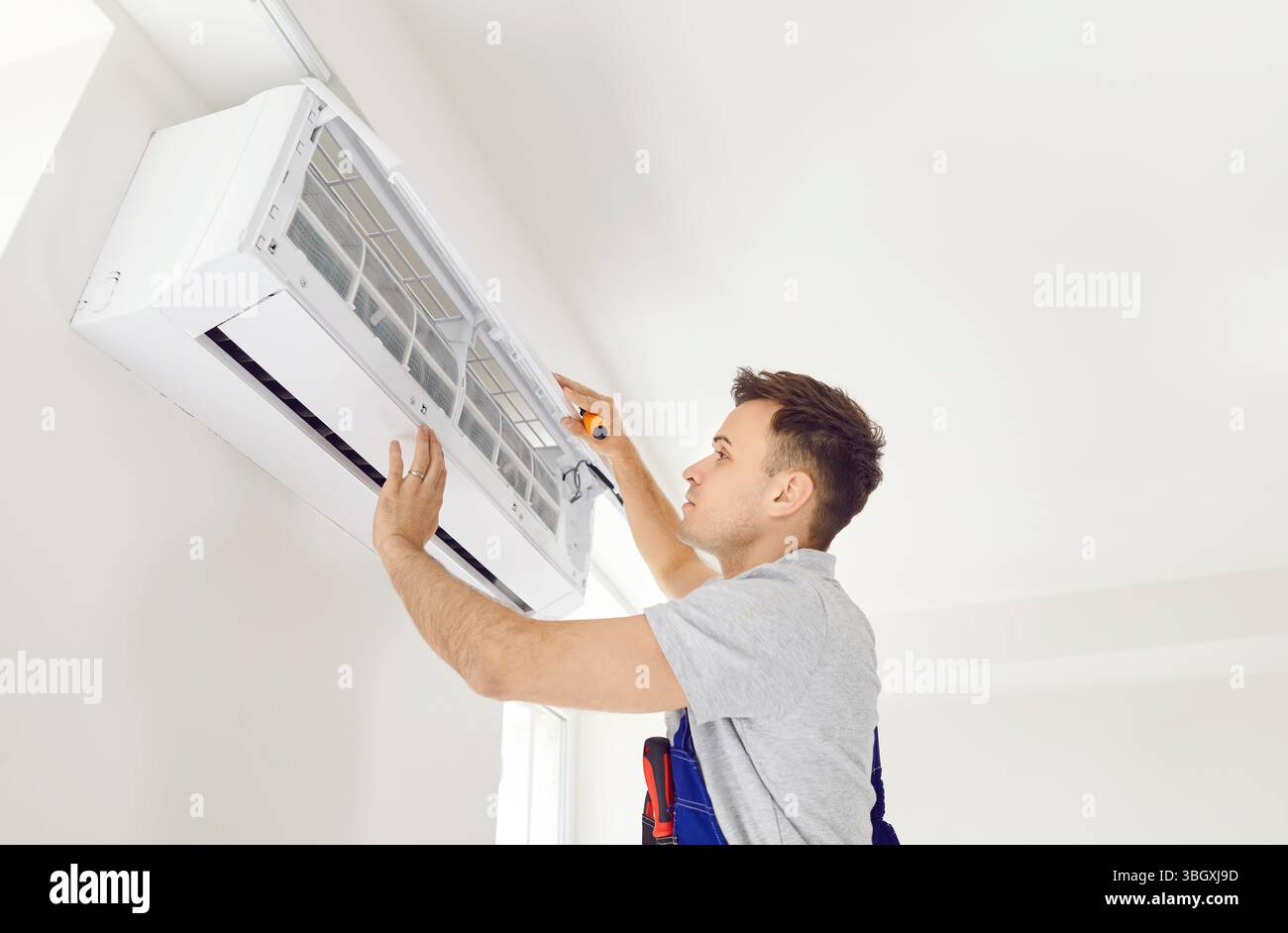 Unità interna dell'aria condizionata installata da tecnici di installazione qualificati Foto Stock