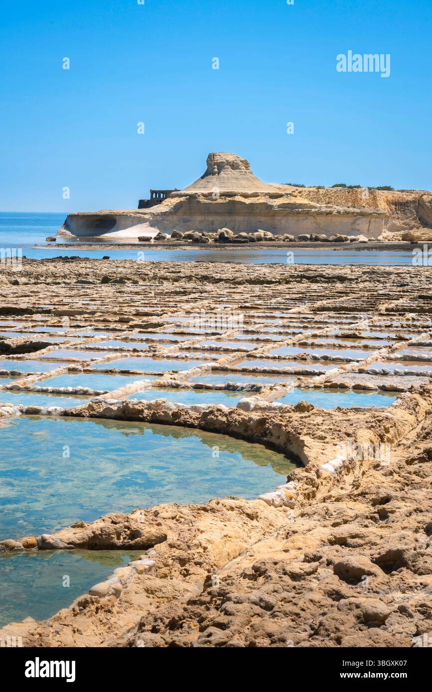 Saline di Gozo, vista delle antiche saline situate lungo la costa di Xwejni, Gozo, Malta Foto Stock
