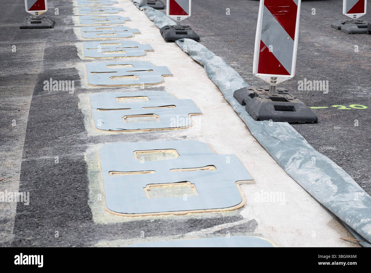 Illschwang, Germania. 6 giugno 2025. I sistemi a bobina per il trasferimento di energia senza contatto ai veicoli durante la guida sono incorporati nell'asfalto dell'A6. Viene utilizzata la tecnologia wireless ERS (Electric Road System) di Electreon. Un progetto pilota pionieristico è in fase di sviluppo in collaborazione con Autobahn GmbH des Bundes e Friedrich-Alexander-Universität Erlangen-Nürnberg: La prima pista di prova tedesca per la ricarica induttiva dei veicoli elettrici fornirà preziose informazioni sulla ricarica durante la guida. Crediti: Daniel Vogl/dpa/Alamy Live News Foto Stock