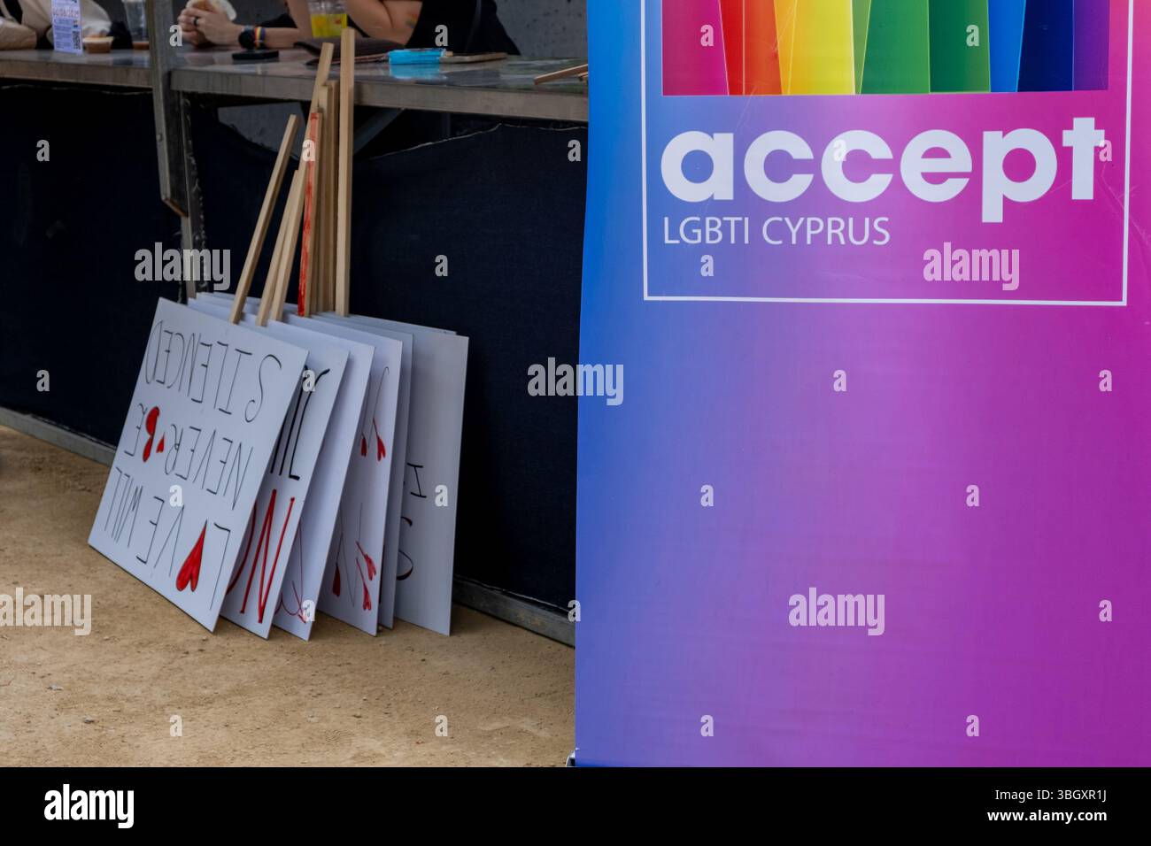 Segni di protesta vuoti e striscioni arcobaleno che promuovono l'accettazione in un evento lgbt anno 2025 a cipro Foto Stock