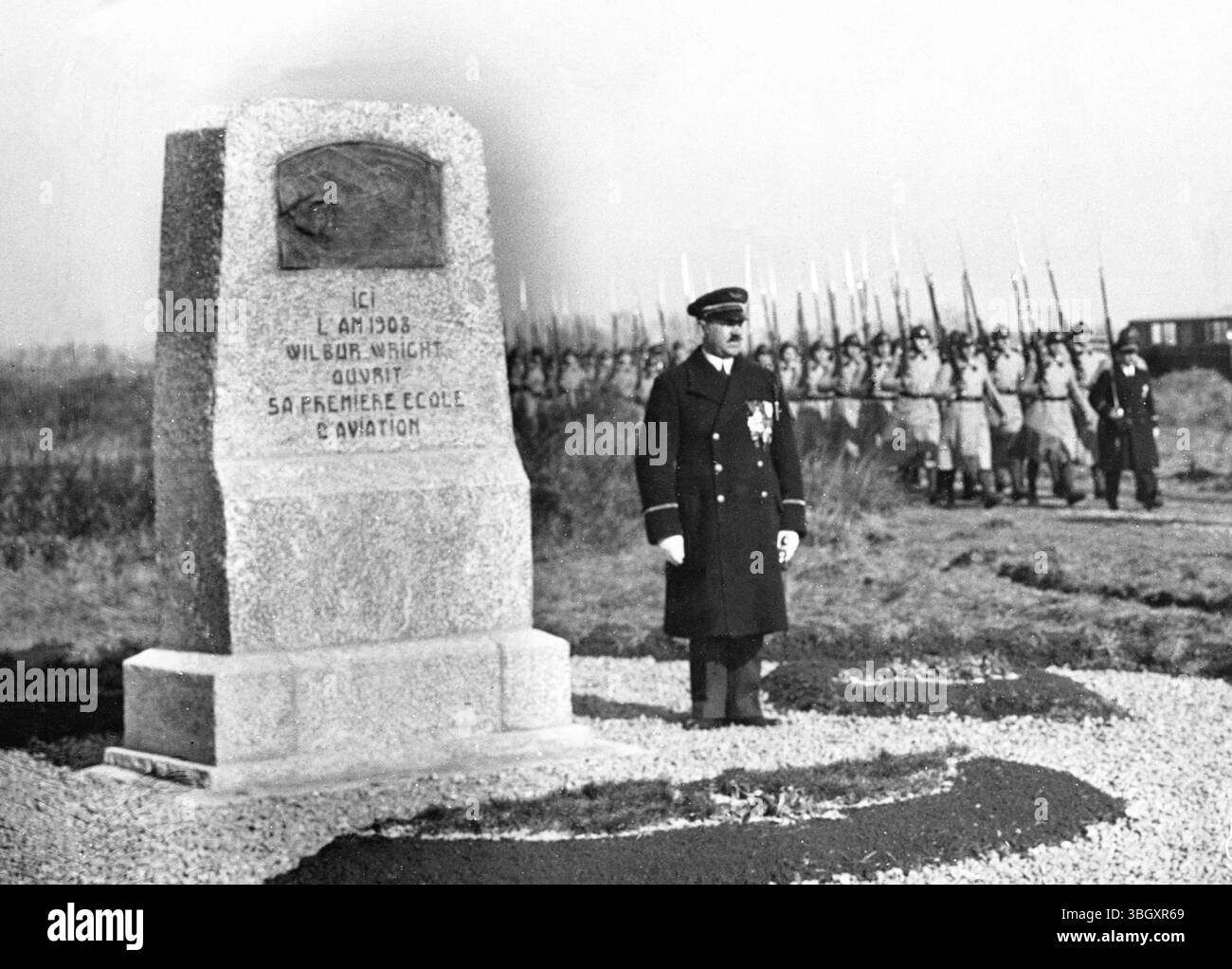 30 gennaio 1932 la Francia ha dedicato un monumento ai fratelli Wright a Pau per commemorare i primi voli di Wilbur e l'addestramento dei primi aviatori francesi. Il monumento è lo scultore Ernest Gagard. L'iscrizione recita: Qui nel 1908 Wilbur Wright aprì la sua prima scuola di aviazione. Foto Stock