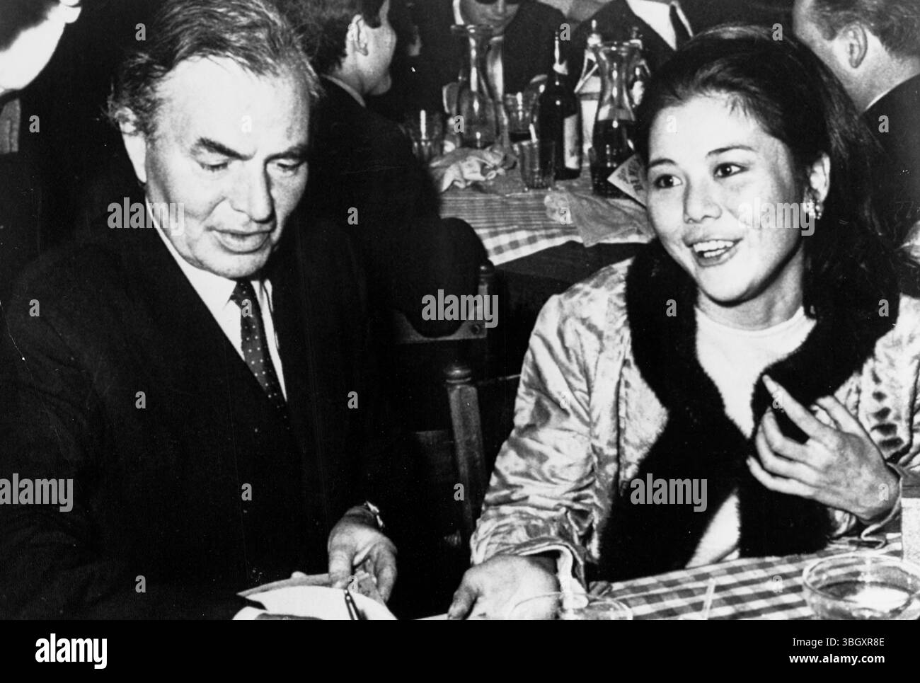 L'attore James Mason con la star giapponese Yoshiko Yama a Roma per discutere di un impegno cinematografico 12/4/1966 Foto Stock