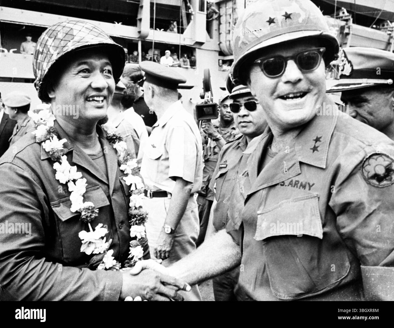 Il colonnello Sanan Yuttasarnprasit (a sinistra) comandante delle famose regine thailandesi si incontra con il generale o'connor - comandante della nona divisione di fanteria degli Stati Uniti a Newport, 6 miglia a nord-ovest di Saigon. 26 settembre 1967 Foto Stock Il colonnello Sanan Yuttasarnprasit (a sinistra) comandante delle famose regine thailandesi si incontra con il generale o'connor - comandante della nona divisione di fanteria degli Stati Uniti a Newport, 6 miglia a nord-ovest di Saigon. 26 settembre 1967 Foto Stock