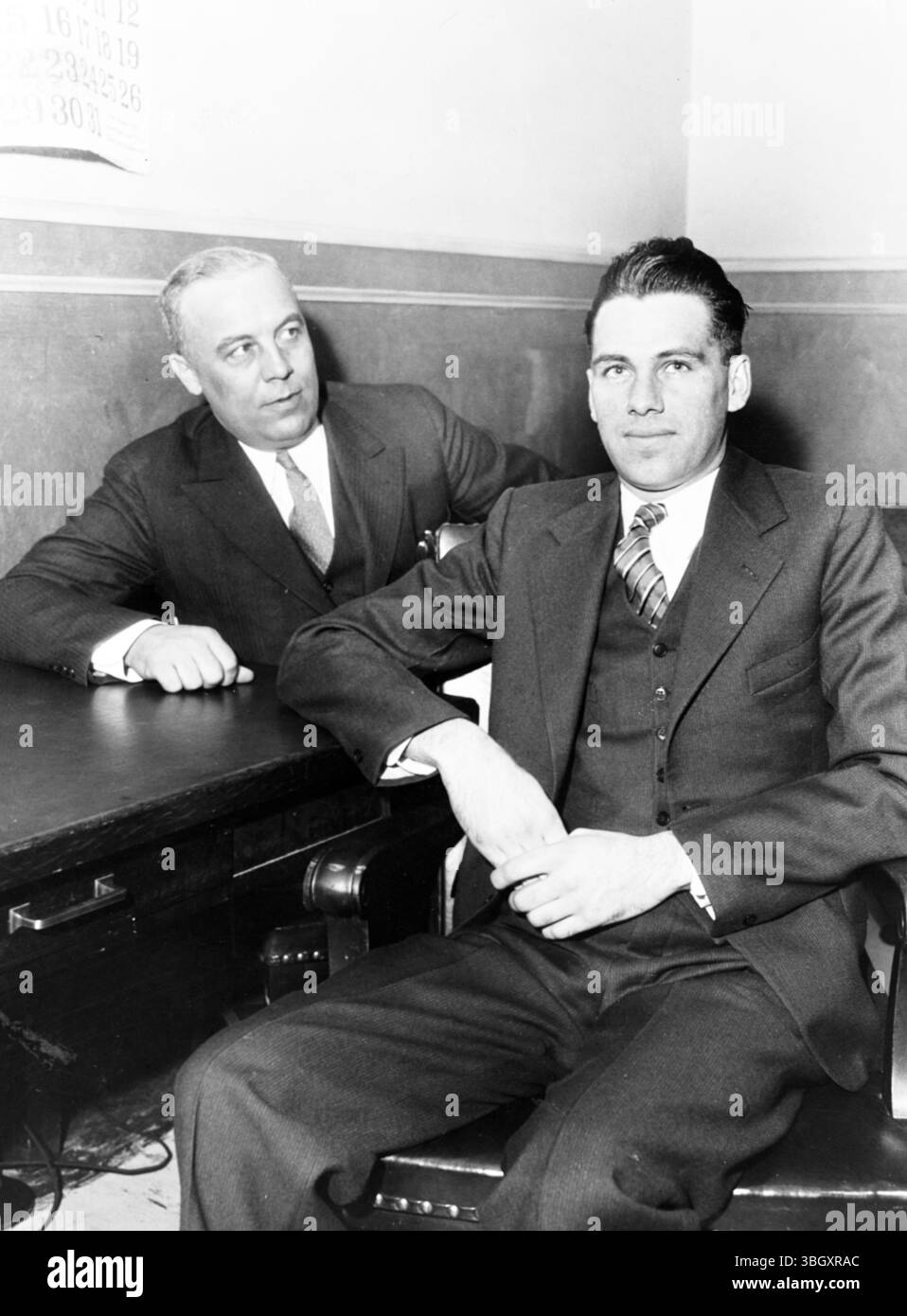 Mandeville W. Zenge (a destra) e il vice ufficiale Edwin N. Scholler nella foto in tribunale, Chicago, dove Zenge è sotto processo per l'omicidio di Walter J. Bauer. 10 settembre 1935 Foto Stock