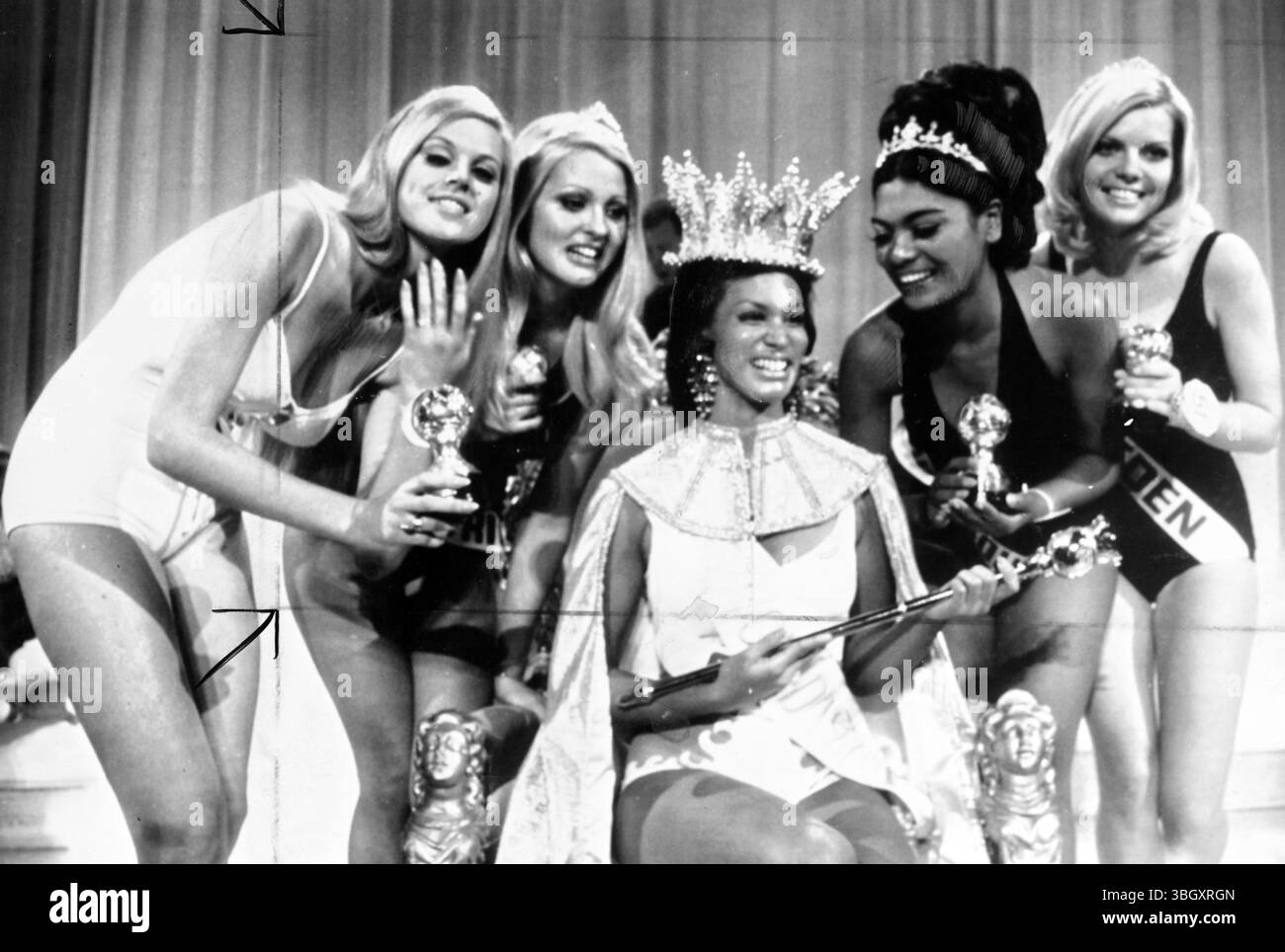 Jennifer Hosten di Grenada (centro) Miss mondo 1970 , circondata da una seconda classificata proveniente da Sudafrica, Israele, Africa Sud e Svezia. 23 novembre 1970 Foto Stock