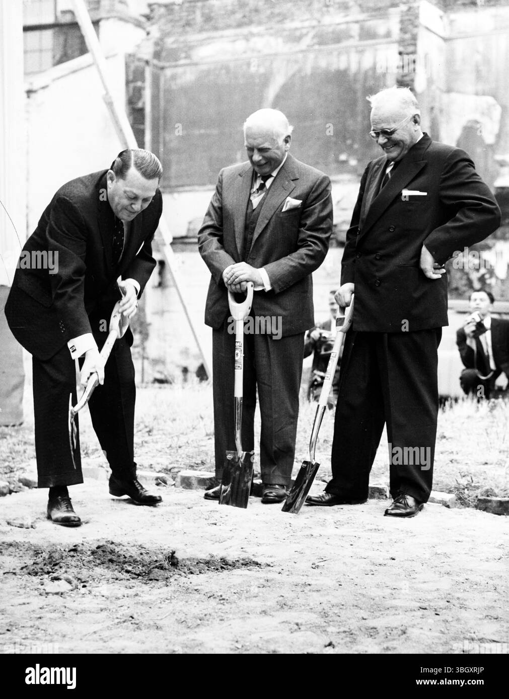 T. Bowring Woodbury (a sinistra) Mormon presidente della British Mission gira il primo calice della terra, osservata da Sir Thomas Bennett (centro) architetto della nuova London Road Chapel e dal vecchio Marion G. Romney - Council of the 12 Apostles, durante la cerimonia di inaugurazione della Mormon London Chapel a Princes Gate. 3 agosto 1959 Foto Stock