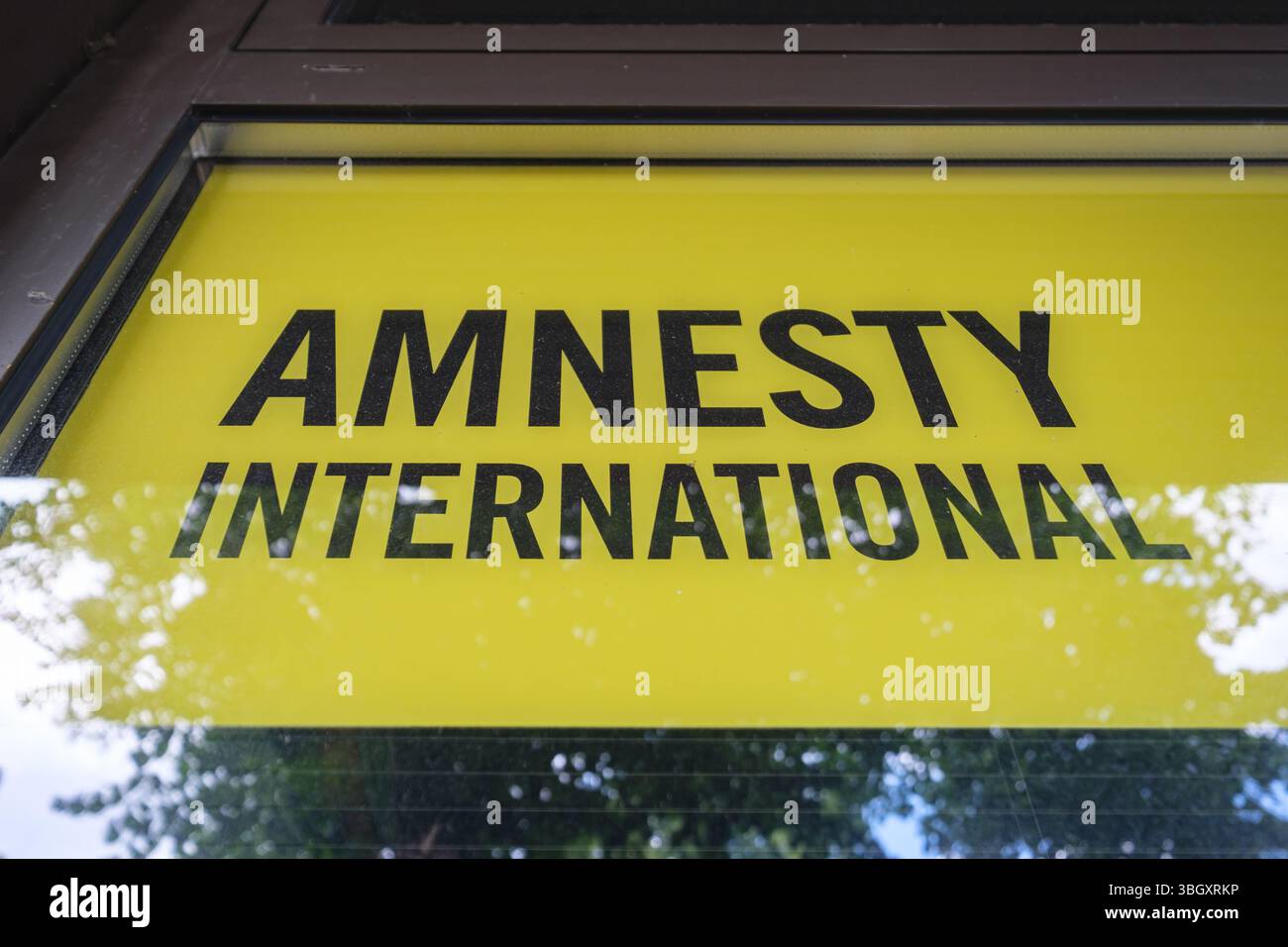 Ufficio Amnesty International con cartellonistica in grassetto giallo Foto Stock