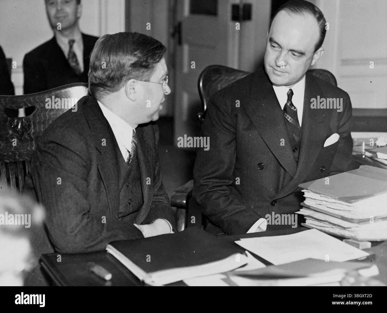 Harold M. Wilke - avvocato e presidente dei Reggenti dell'Università del Wisconsin (a sinistra) ha mostrato con Glenn Frank, presidente dell'Università del Wisconsin prima di una riunione del Consiglio di amministrazione a Madison dove il signor Frank doveva essere destituito. 17/12/1936 Foto Stock