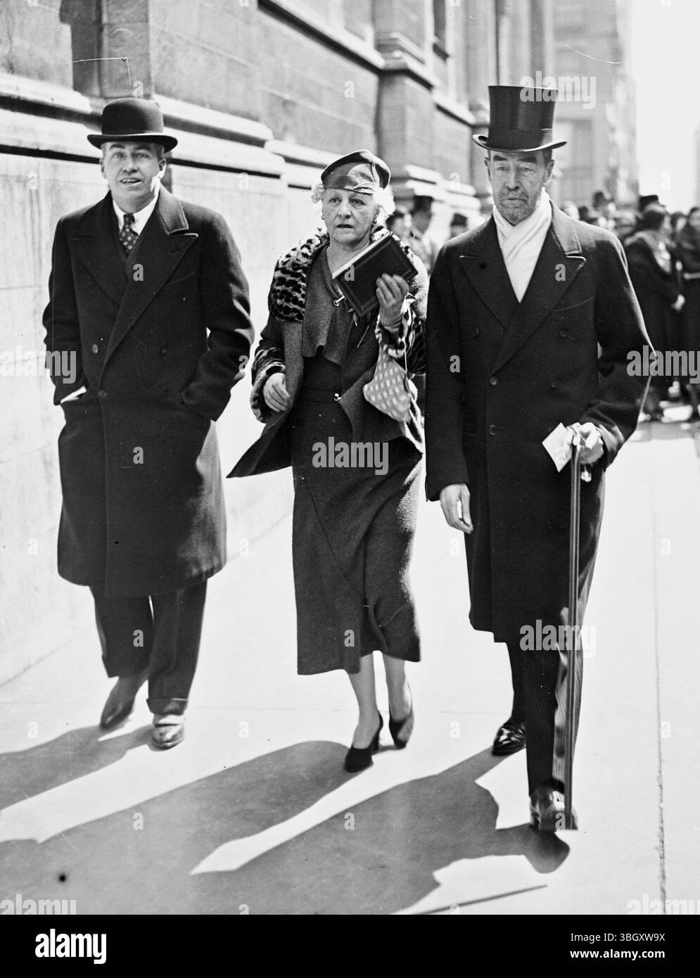 I membri della famiglia Vanderbilt sulla strada per la chiesa (da sinistra a destra) sono: Cornelius Vanderbilt jr., sua madre e suo padre il generale Cornelius Vanderbilt. Aprile 1934 Foto Stock