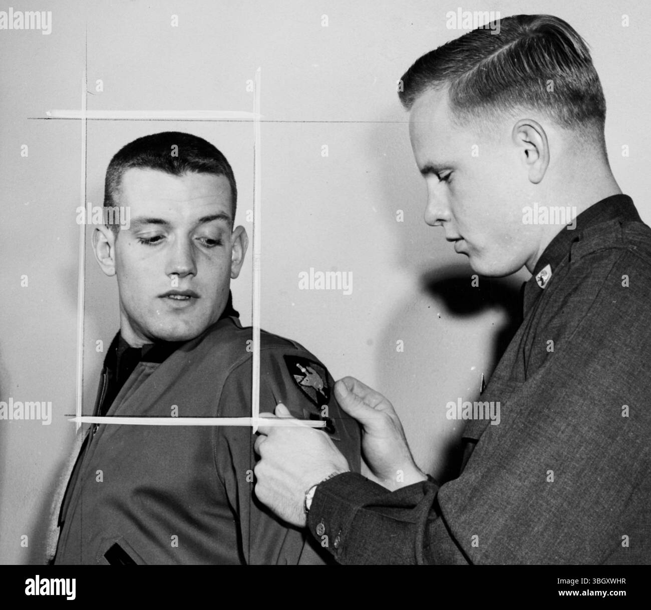 Cadet quarterback Pete Vann (a sinistra) ottiene un aiuto dal capitano dell'esercito Robert Ferris poichè diventa necessario mettere una zona della spalla sulla sua giacca. 22 novembre 1954 Foto Stock