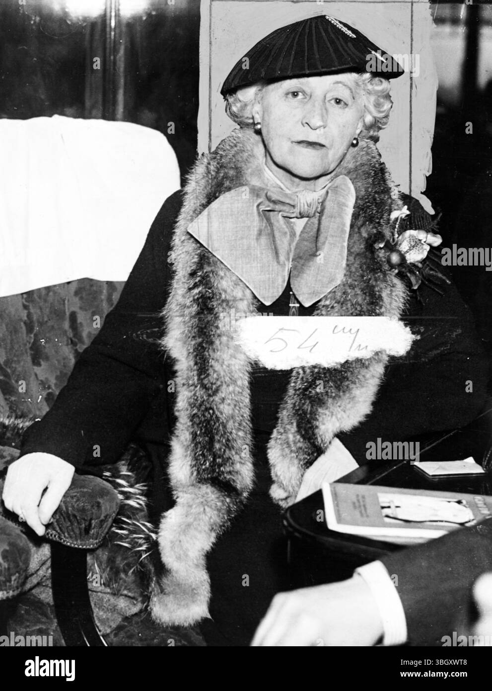 La onorevole Cornelius Vanderbilt, nella sua carrozza alla stazione di Waterloo, sulle votazioni in Europa è cambiata per tornare in America. 20 novembre 1935 Foto Stock