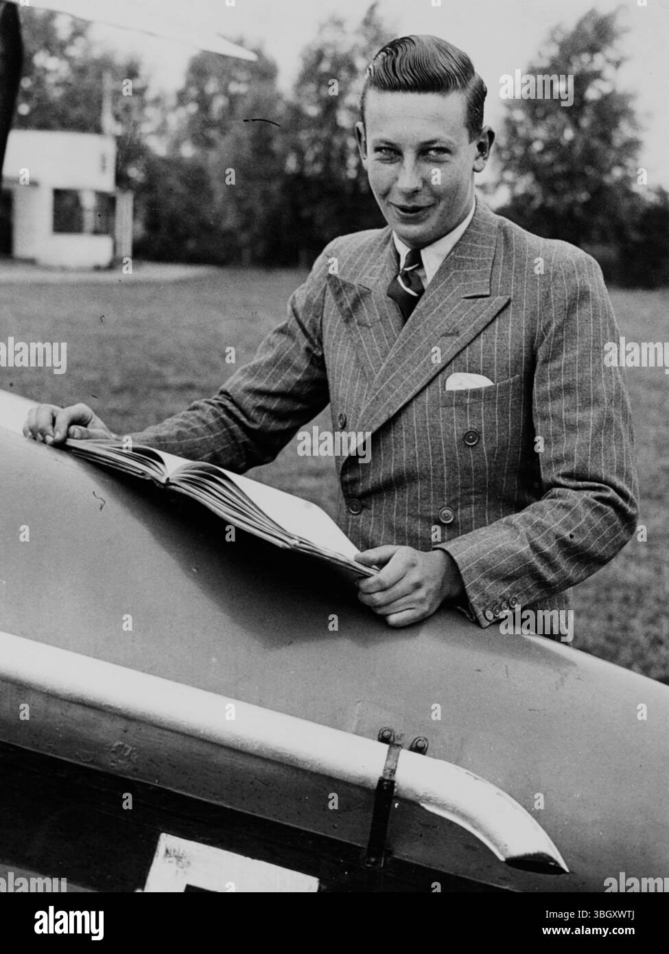 Jack Van, il pilota più giovane che abbia mai affrontato quell'attraversamento aereo del Nord Atlantico. L'immagine mostra Jack che sta studiando il suo percorso all'aeroporto di Broxbourne. Ha intenzione di volare da solo dall'Irlanda al Canada. 30 agosto 1935 Foto Stock