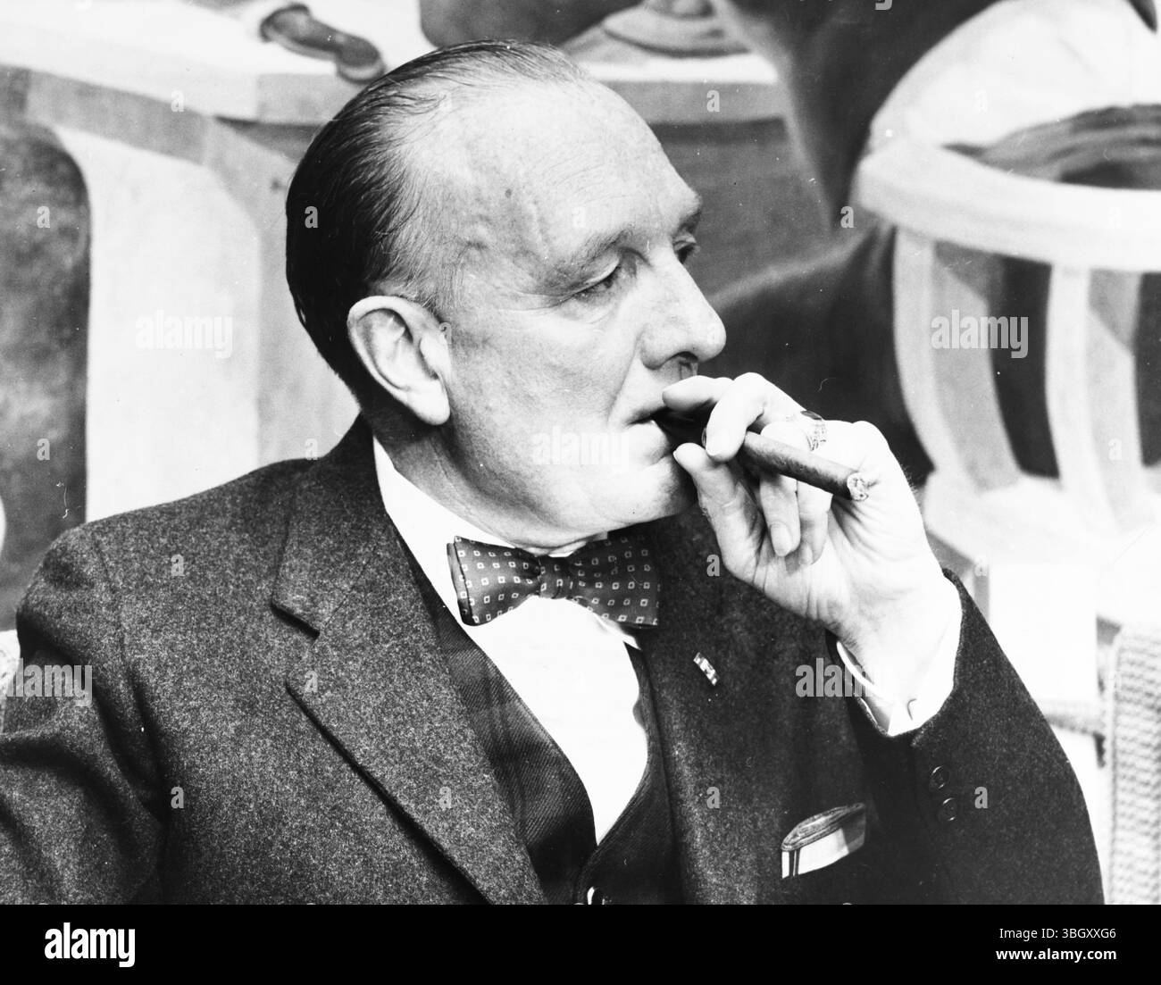 Tenente generale Arthur G. Trudeau capo ricerca e sviluppo dell'esercito in una conferenza stampa a San Francisco. 12 febbraio 1958 Foto Stock