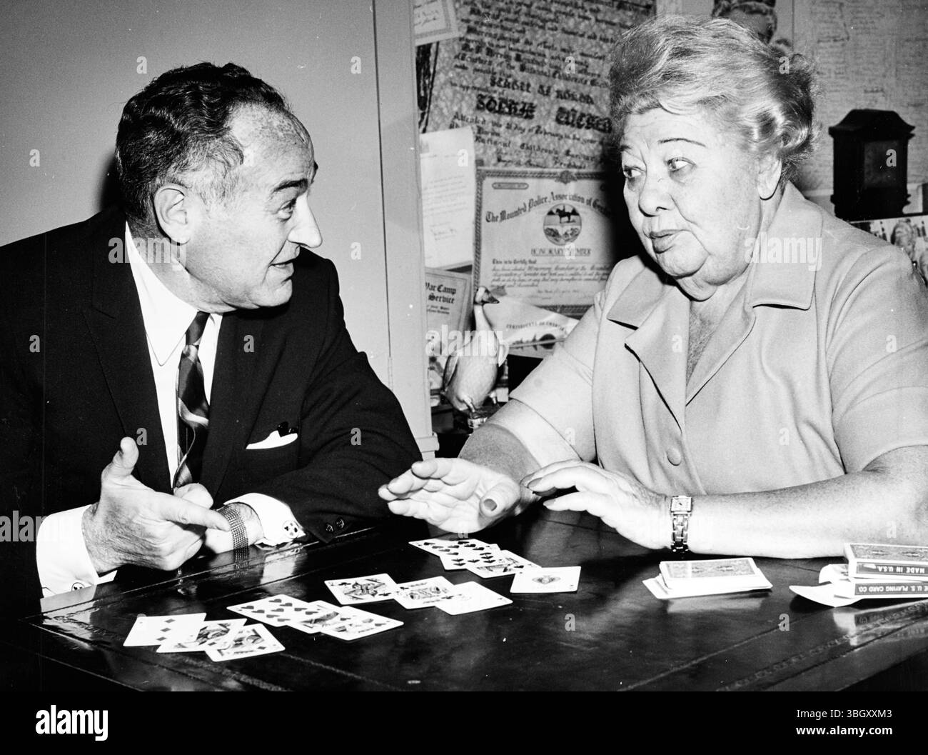 L'attrice Sophie Tucker gioca a bridge con il famoso campione internazionale di bridge Charles Goren. 7 gennaio 1963 Foto Stock