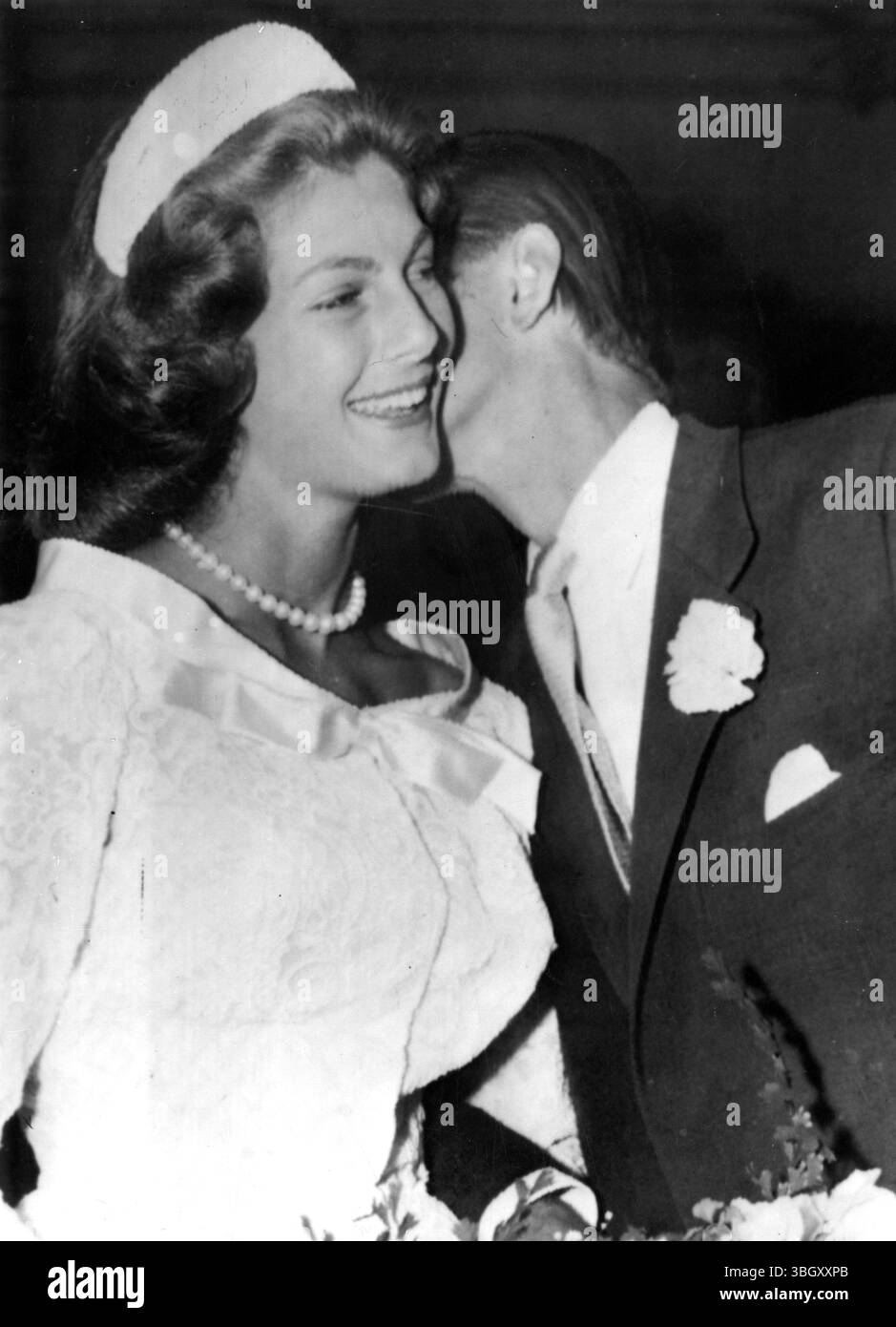 Il barone Heinrich Von Thysson - industriale multimilionario, sussurra qualche parola all'orecchio della sua sposa, la modella londinese Fiona Campbell - Walter dopo il loro matrimonio al municipio di Castagnola. 17/9/1956 Foto Stock