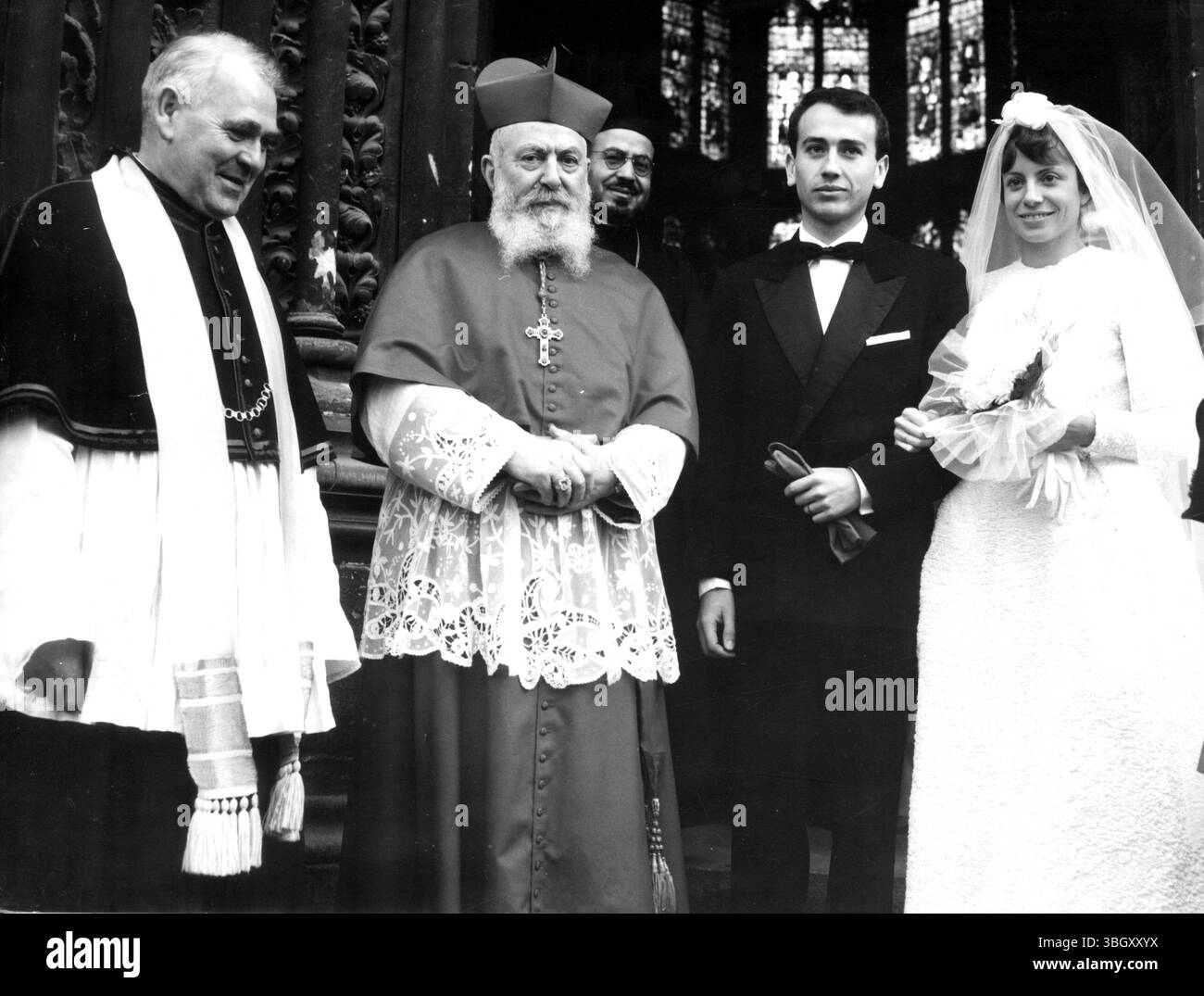 Cardinale Eugene Tisserant (secondo da sinistra) alle nozze di Genevieve Missonier e Claude Fustier (a destra) 21 novembre 1959 [didascalia in francese] Foto Stock