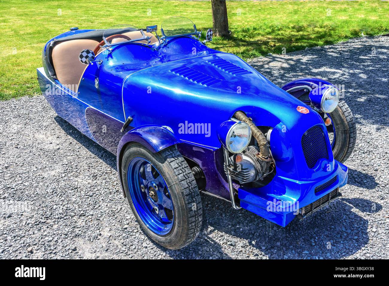 Un kit-car a 3 ruote "Lomax" inglese - basato su componenti Citroen 2CV - in occasione di una riunione di auto d'epoca - Preuilly-sur-Claise, Indre-et-Loire (37), Francia. Foto Stock Un kit-car a 3 ruote "Lomax" inglese - basato su componenti Citroen 2CV - in occasione di una riunione di auto d'epoca - Preuilly-sur-Claise, Indre-et-Loire (37), Francia. Foto Stock