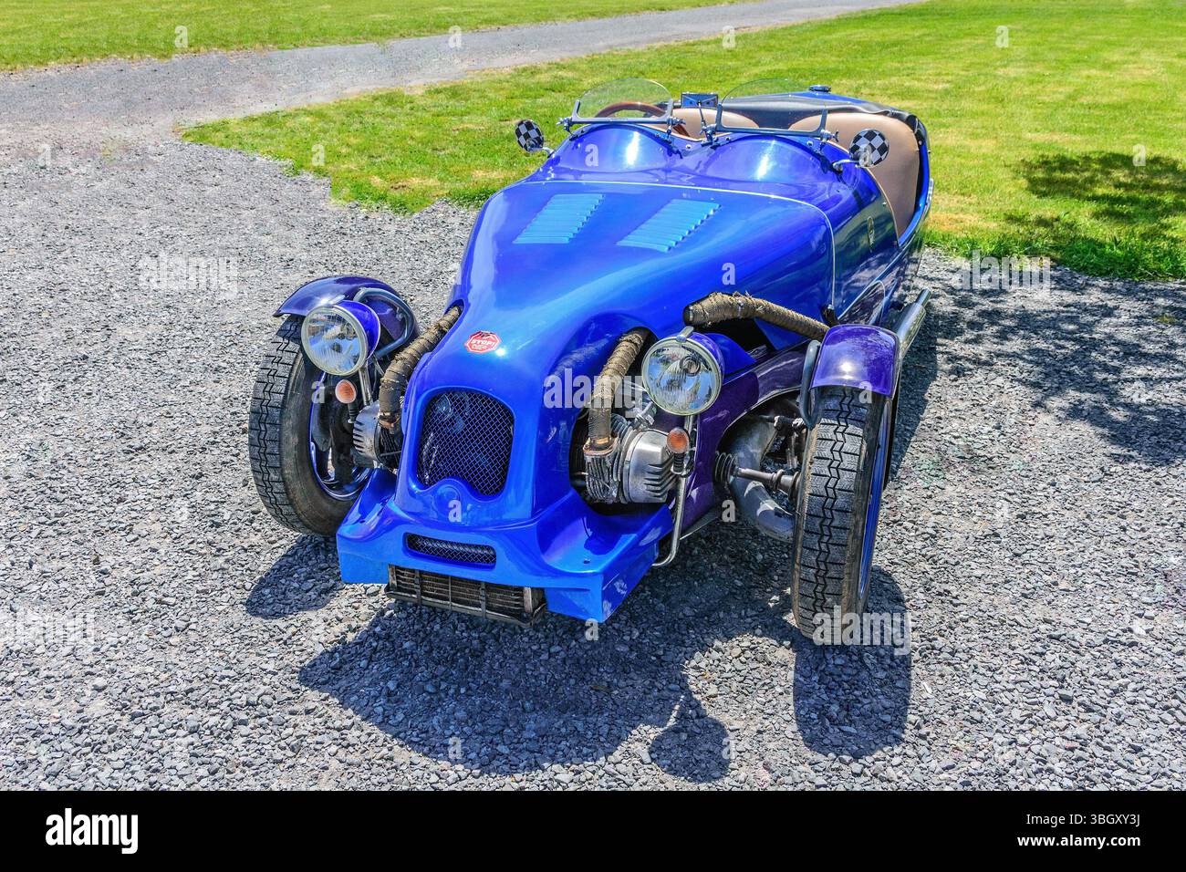 Un kit-car a 3 ruote "Lomax" inglese - basato su componenti Citroen 2CV - in occasione di una riunione di auto d'epoca - Preuilly-sur-Claise, Indre-et-Loire (37), Francia. Foto Stock Un kit-car a 3 ruote "Lomax" inglese - basato su componenti Citroen 2CV - in occasione di una riunione di auto d'epoca - Preuilly-sur-Claise, Indre-et-Loire (37), Francia. Foto Stock