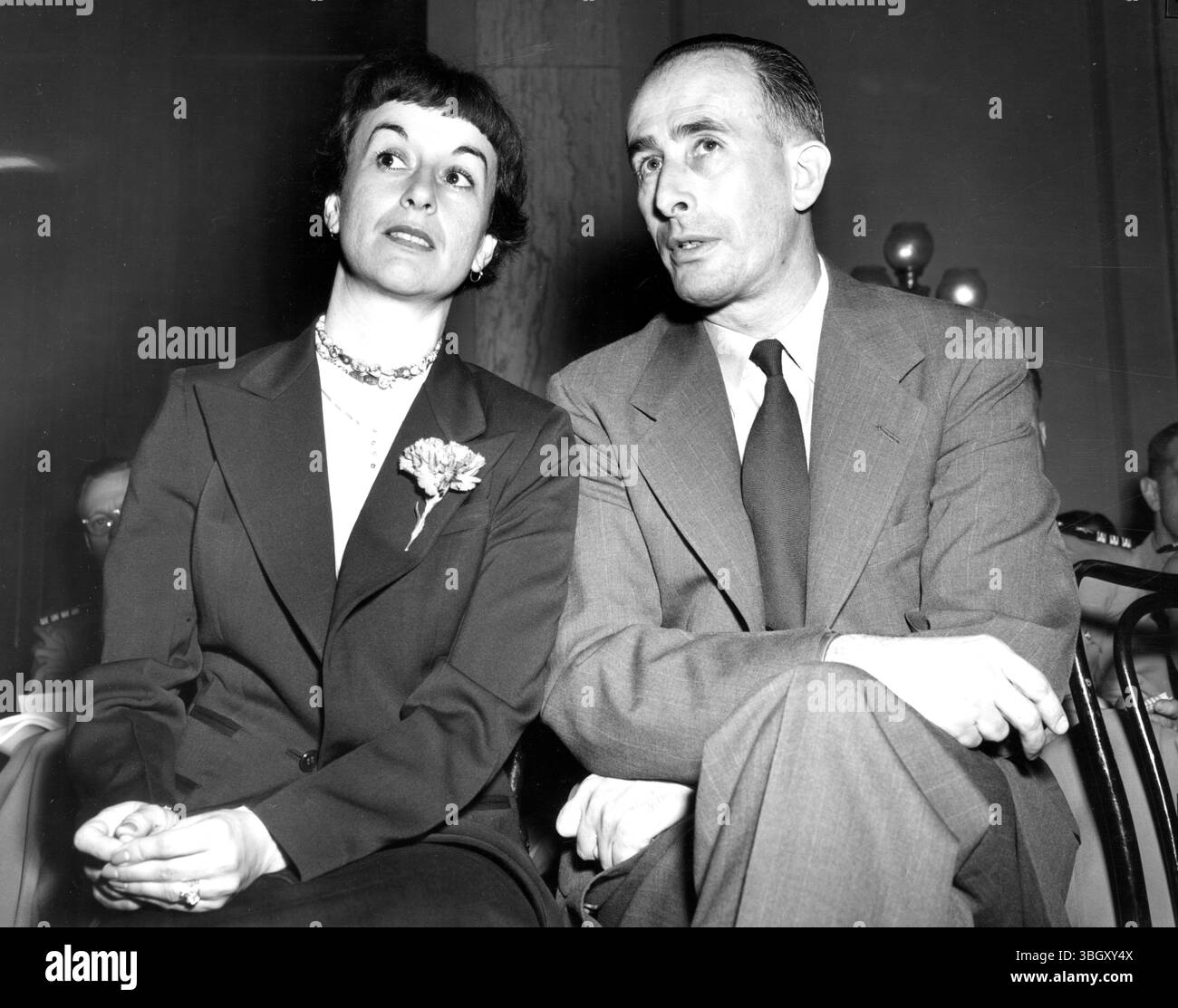 La signora Alba C. (Martinelli) Thompson, ex maggiore del WAC, che ha perso la sua commissione dopo aver dato alla luce un bambino, appare davanti alla sottocommissione dei servizi armati del Senato per lottare per il ritorno della sua commissione. Con lei c'è suo marito Reserve, il colonnello Loren B. Thompson. 26 maggio 1952 Foto Stock