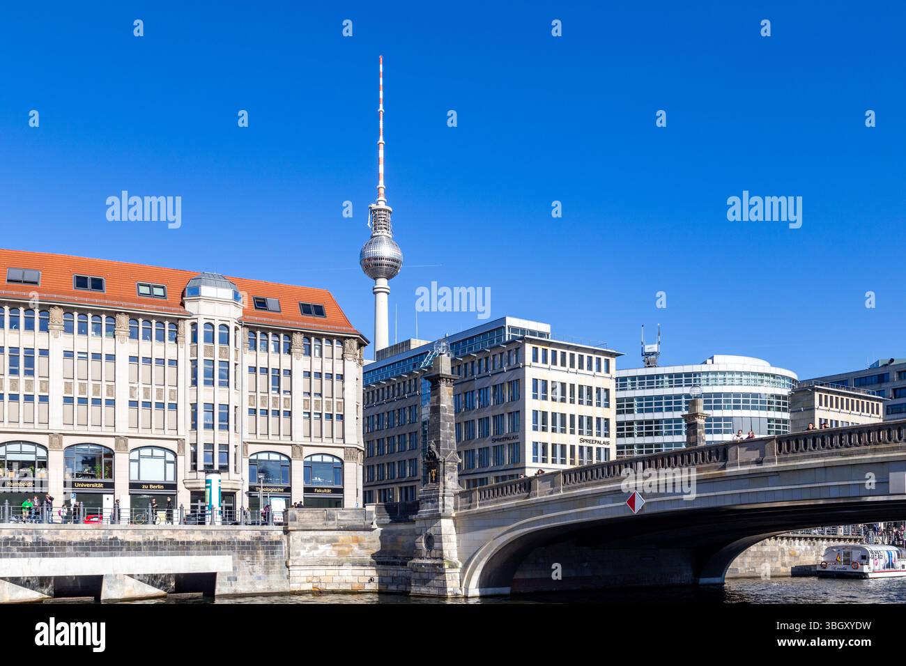 Berlino, Germania - 1 aprile 2016: Vista dal fiume Sprea al Nikolaiviertel - quartiere Nicholas - a Berlin Mitte, il quartiere più antico menzionato per primo Foto Stock