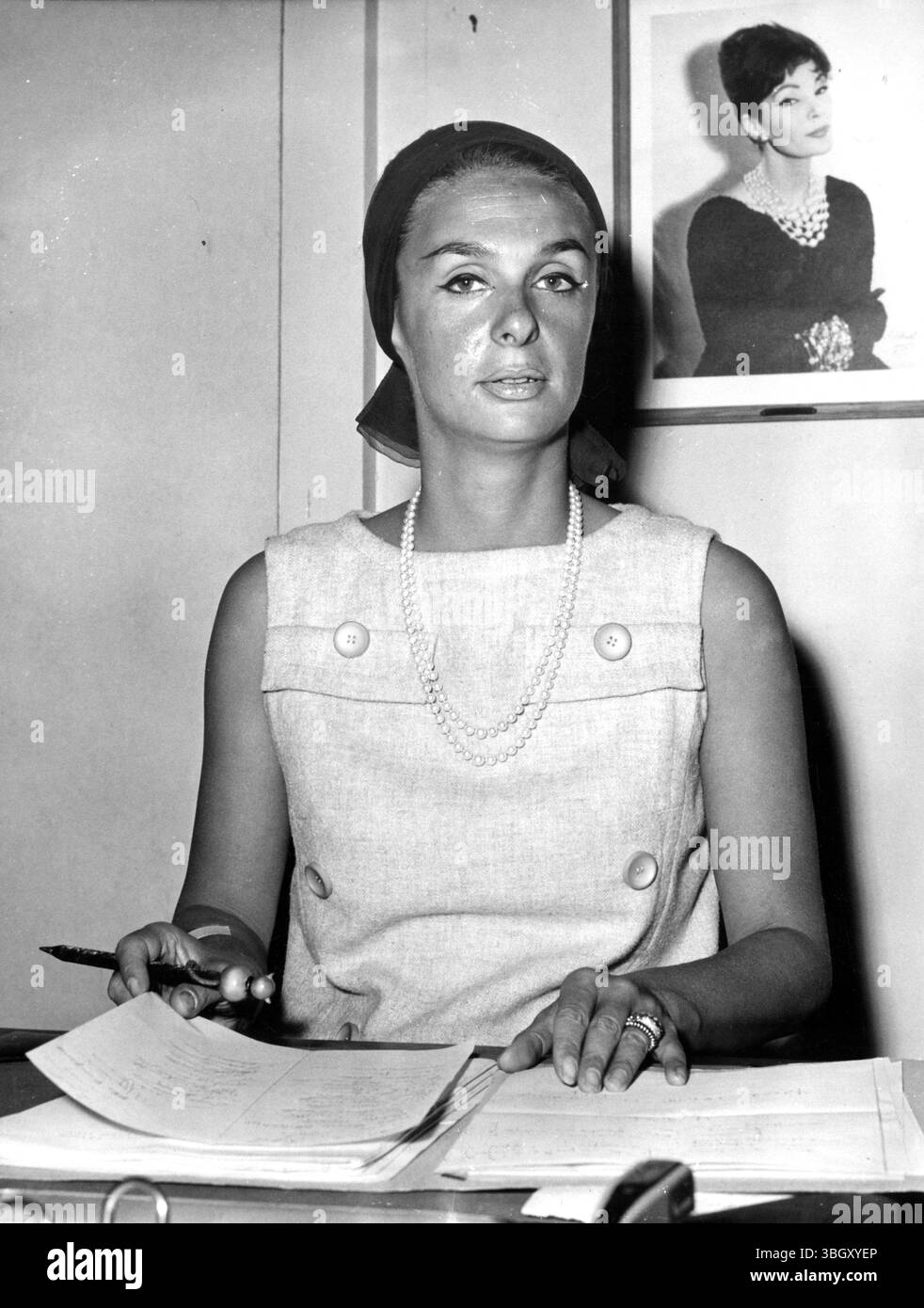 Michele Thialier - nuovo presidente della mutua società dei modelli francesi, succede al defunto modello, Lucky, il cui ritratto è visto sullo sfondo. 21 maggio 1964 [didascalia in francese] Foto Stock