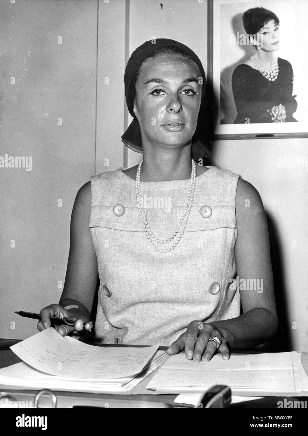Michele Thialier - nuovo presidente della mutua società dei modelli francesi, succede al defunto modello, Lucky, il cui ritratto è visto sullo sfondo. 21 maggio 1964 [didascalia in francese] Foto Stock