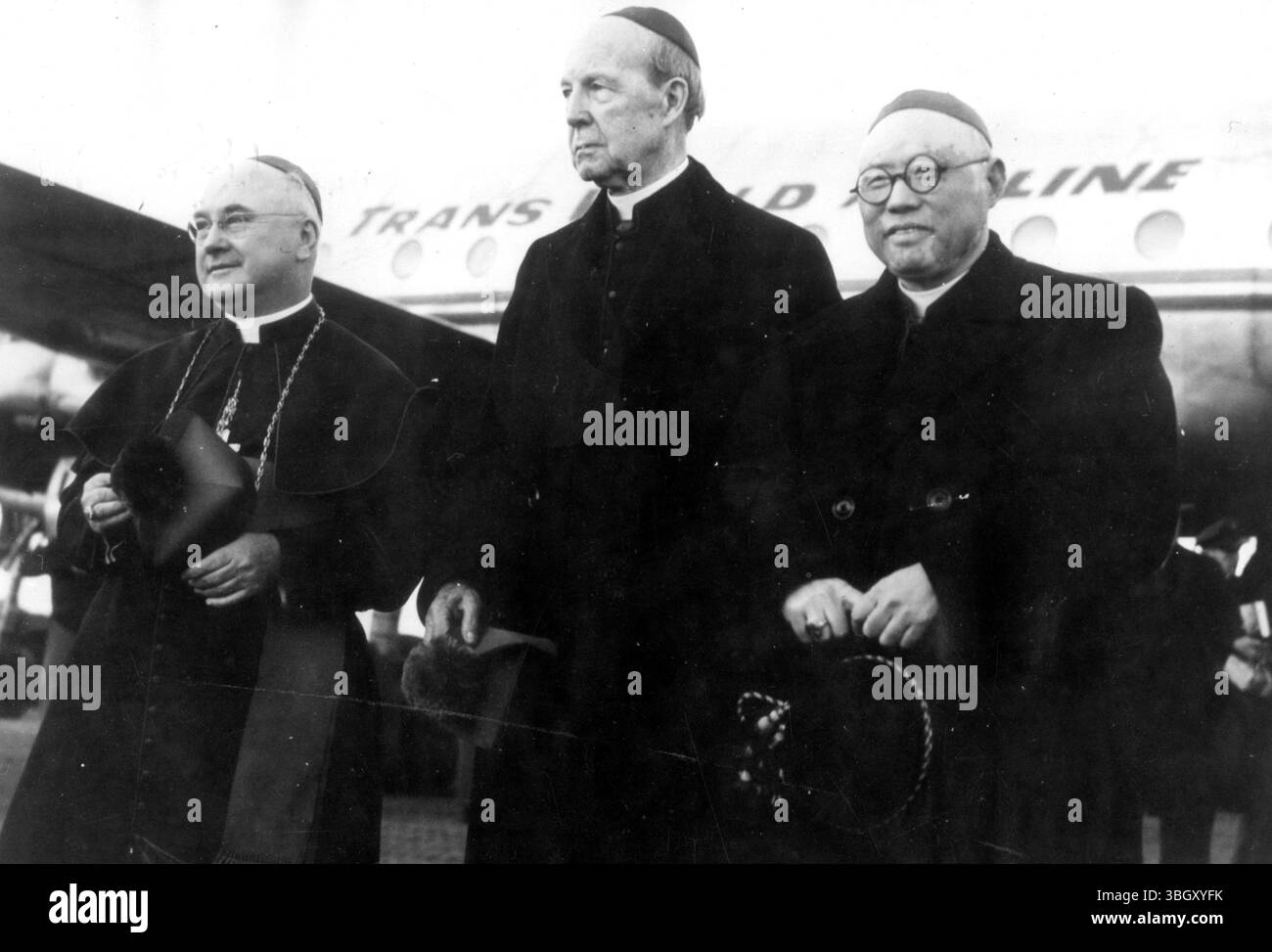 Joseph F.Spelman, il Cardinale Glennon e il Cardinale Thomas Tien . 18 febbraio 1946 [didascalia in francese] Foto Stock
