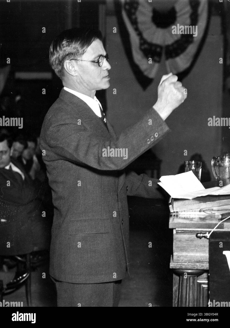 Il governatore della Georgia Eugene Talmadge, mostrato durante il suo discorso davanti alla Convenzione "Grass Roots" dei democratici Jeffersoniani a Macon, in cui accusava l'amministrazione di ripudiare le sue promesse di piattaforma e di dirigersi verso il socialismo. La Convenzione ha invitato Talmadge a diventare il loro candidato alla presidenza. 31 gennaio 1936 Foto Stock