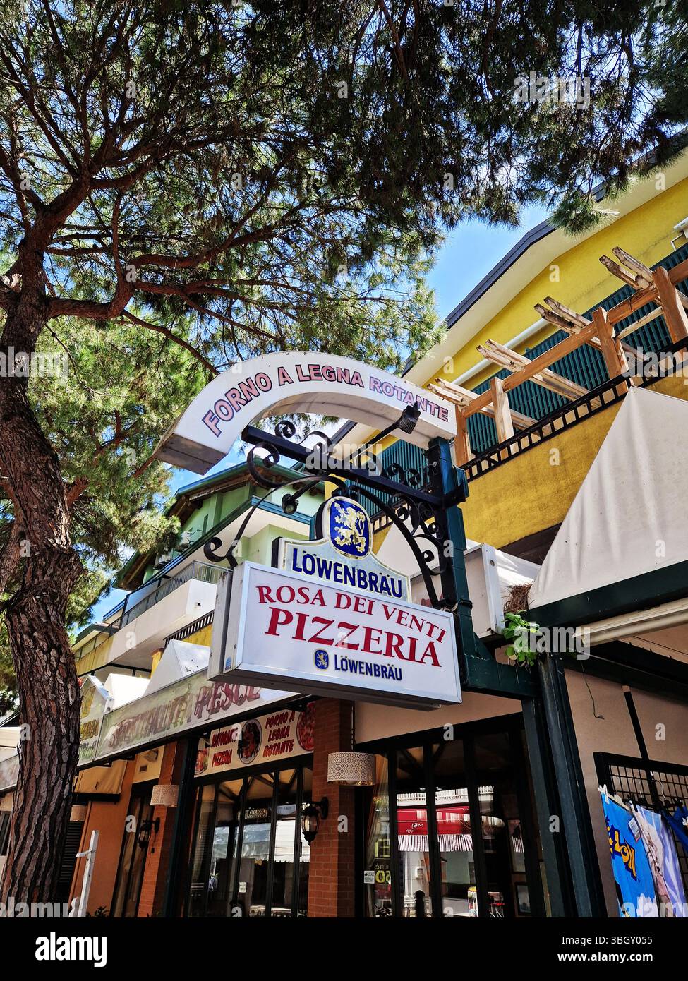 Vista esterna di una pittoresca Pizzeria Italiana con segnaletica rustica. Lido di Jesolo, Italia Foto Stock