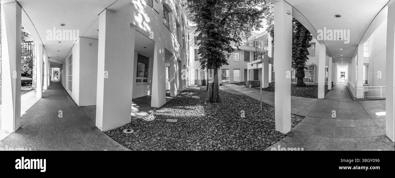 Francoforte, Germania - 7 maggio 2016: Museo d'arte applicata e villa Metzeler come combinazione architettonica a Francoforte nella zona di schaumainkai. Foto Stock