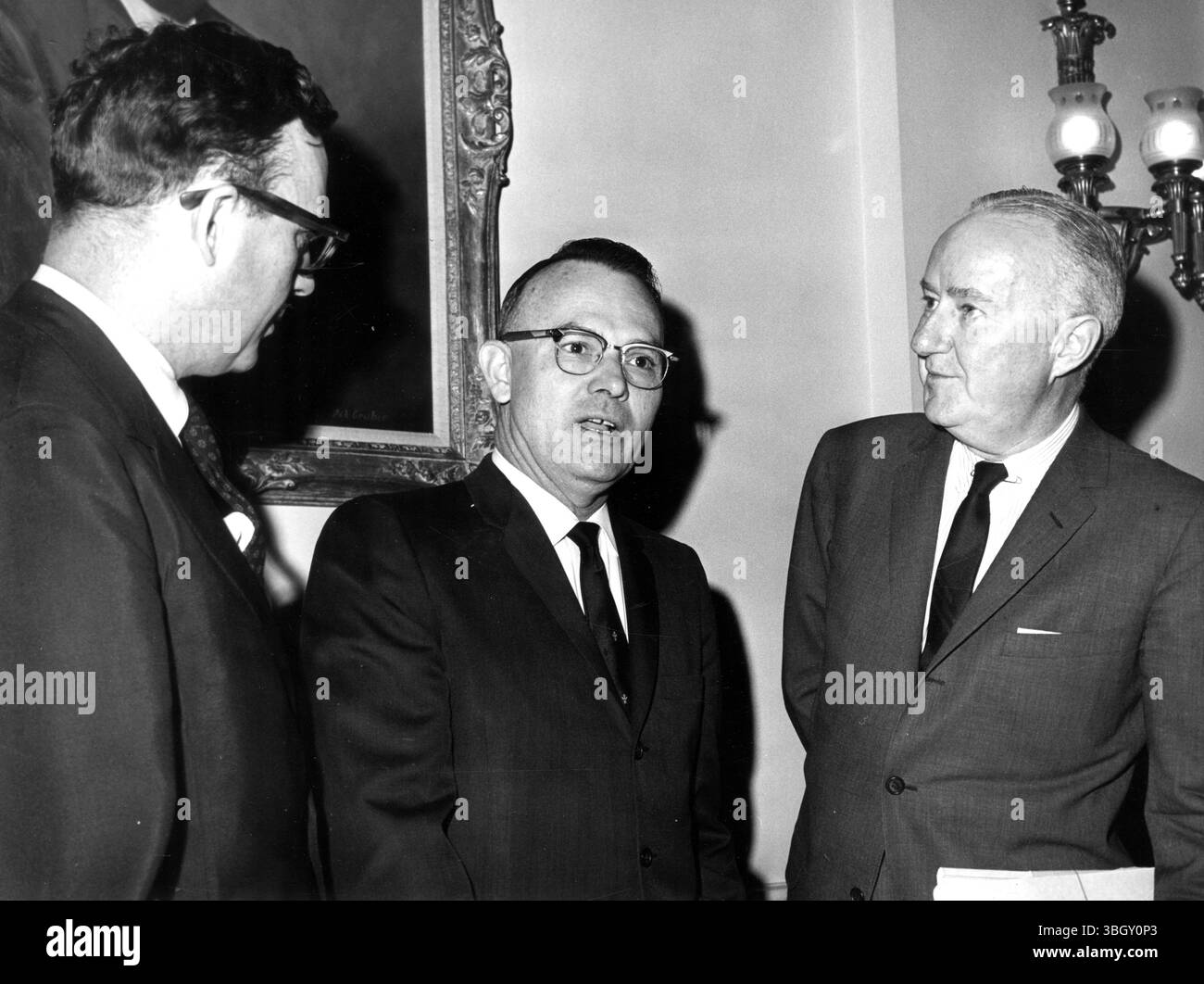 L'assistente segretario di Stato per gli affari pubblici, Robert Manning (a sinistra) e il suo omologo del Dipartimento della difesa, Arthur Sylvester (a destra), pongono con il rappresentante John E.Moss, presidente della sottocommissione per l'informazione del governo della camera, mentre arrivano a testimoniare sulla "gestione delle notizie" del governo alleato, durante la crisi missilistica cubana. 25 marzo 1963 Foto Stock