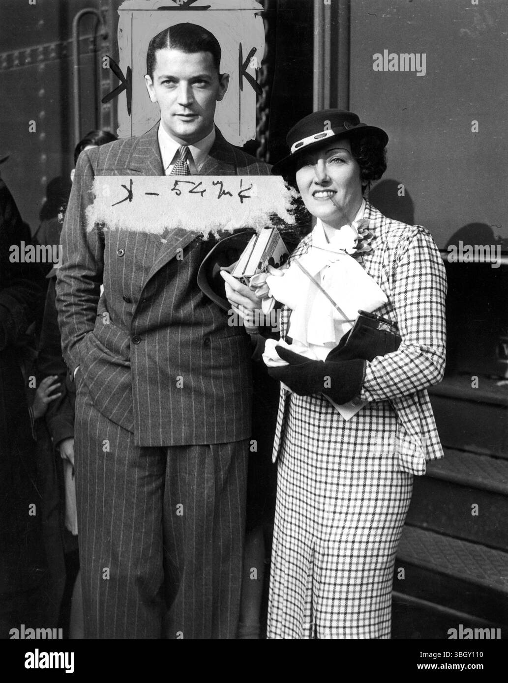 Gloria Swanson, famosa star del cinema, e suo marito, Michael Farmer, visti qui al loro arrivo a Pasadena, dopo aver trascorso un po' di tempo in Europa dove Swanson, ha prodotto e recitato nella sua foto. 4 maggio 1933 Foto Stock