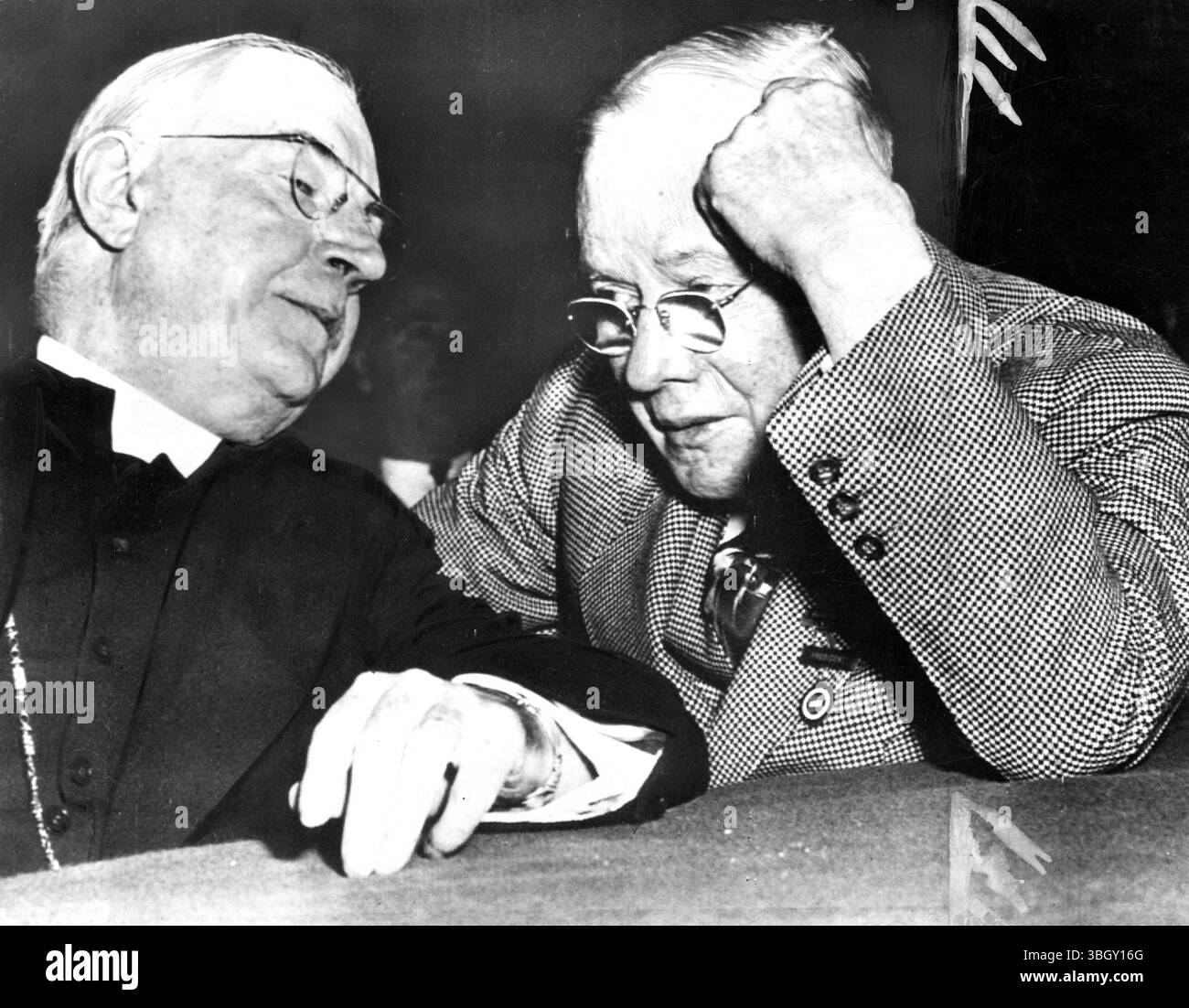 Samuel Cardinal Stritch, leader spirituale (a sinistra) ha una parola seria con il capo laburista William Green alla 65a Convenzione annuale A.F.di L. 7 ottobre 1946 Foto Stock
